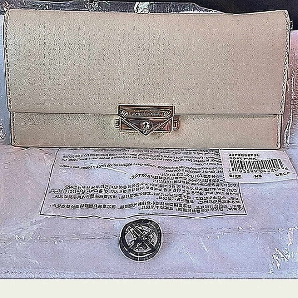 Michael Kors Wallet Soft light Pink NEW in pkg from manufacturer NWT